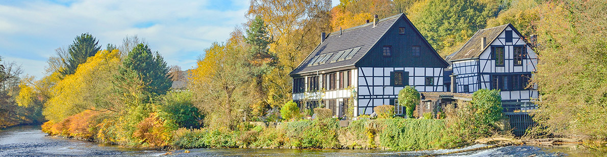 Fachwerkhäuser am Fluss