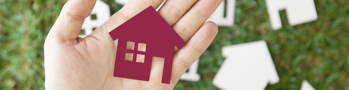 Puzzelteil Haus in Hand
