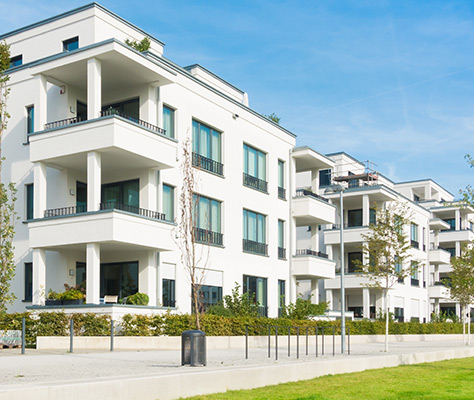 Moderenes Mehrfamilienhaus